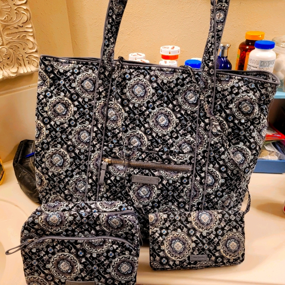 Tote w/ 2 accessories. GREAT travel bag!